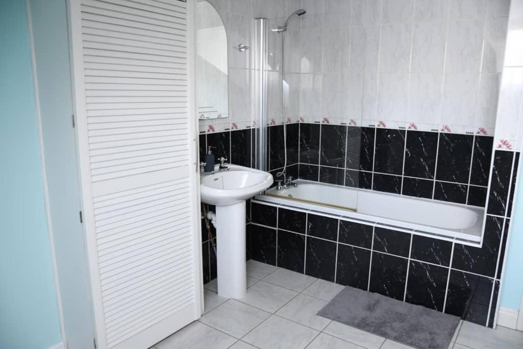 Whitehead Holiday Cottage Eksteriør billede